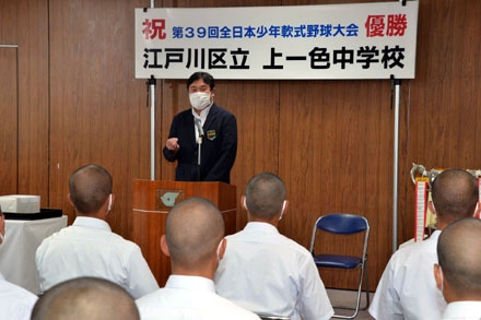 話をする斉藤区長