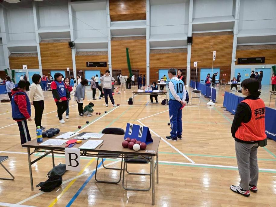 ろう者チームに手話通訳がサポートしている