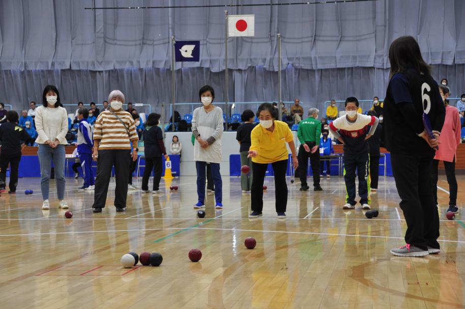 赤いボールを投げる熟年者チーム
