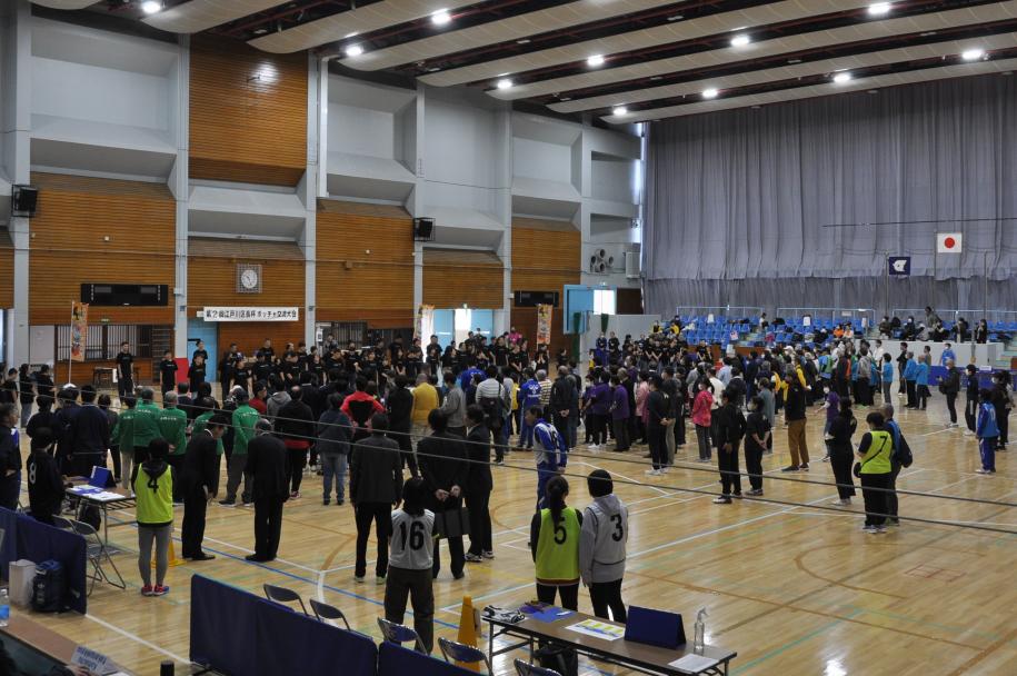 開会式に集まる参加者