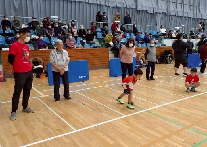 子供がボールを投げる瞬間