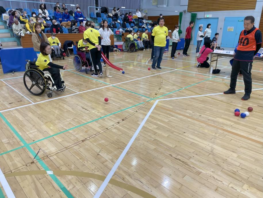 車いすの選手がボールを投げる瞬間