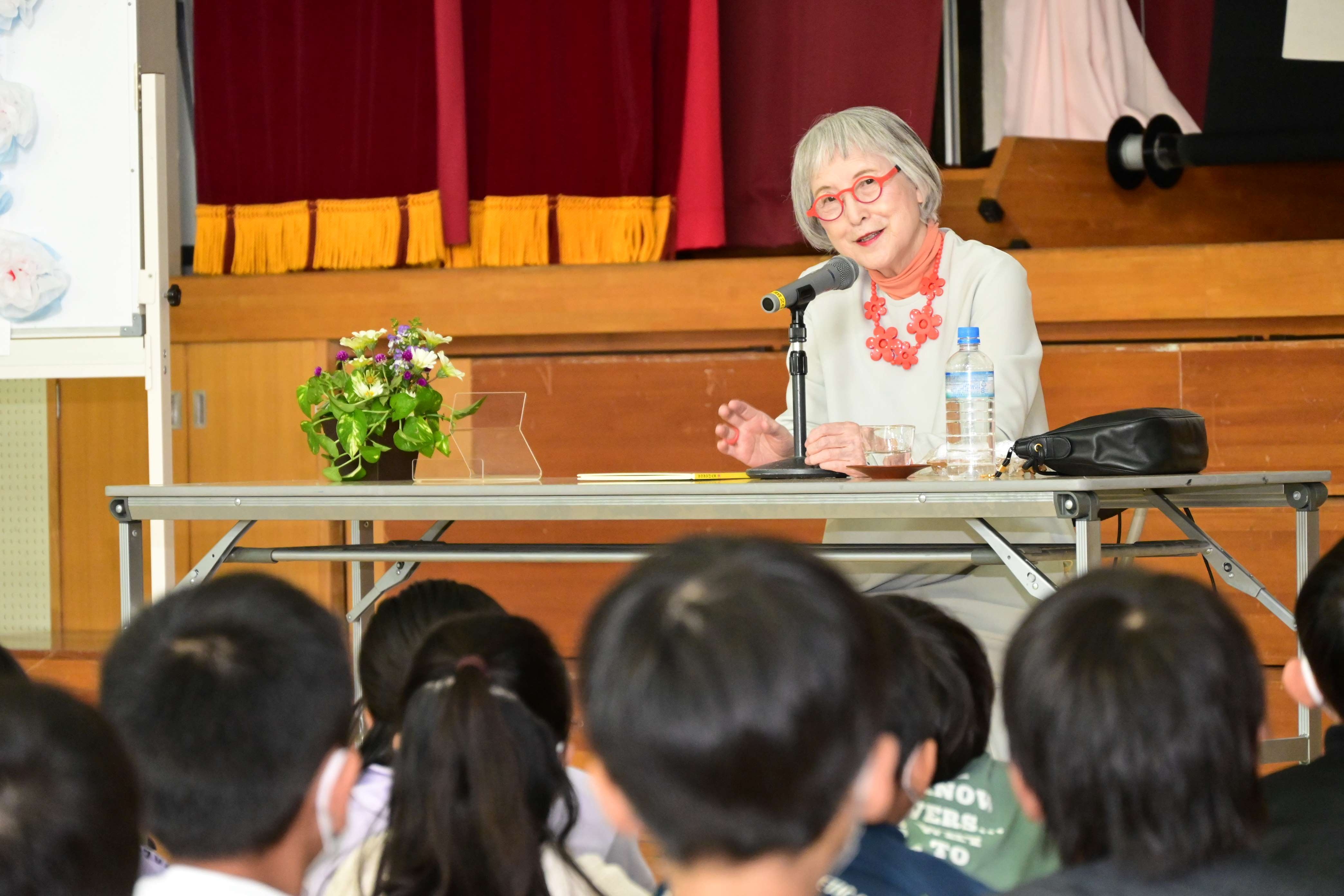 角野栄子さんが区立上小岩第二小学校で講演会