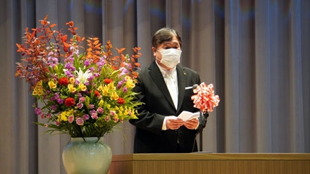 壇上の斉藤区長アップ