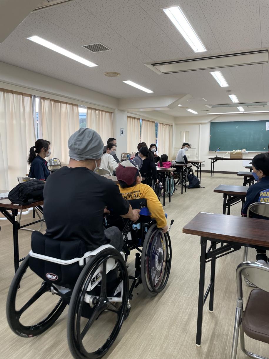 車いすを強く漕ぐ練習