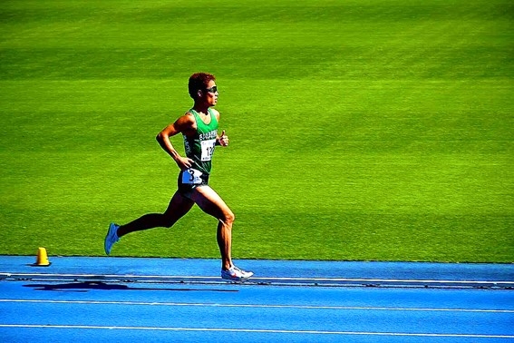 競技場内を走る中野選手