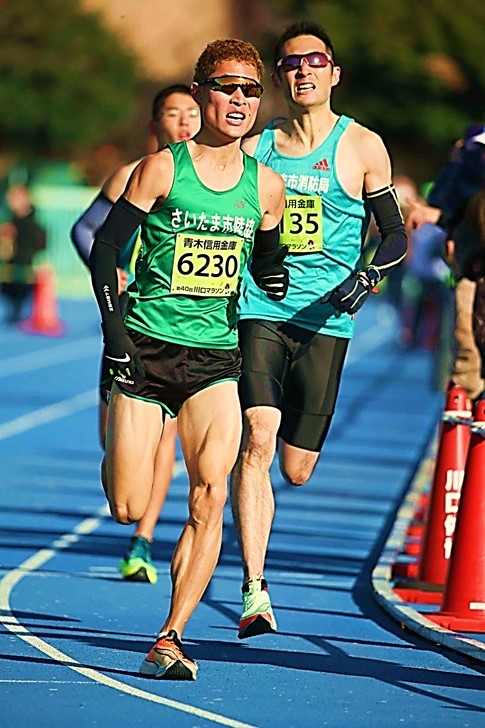 ランナーと競り合いながら走る中野選手