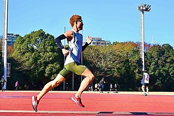 陸上競技場で走行トレーニングをする中野選手