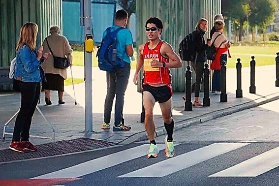 日本代表として海外のマラソン大会で力走する中野選手