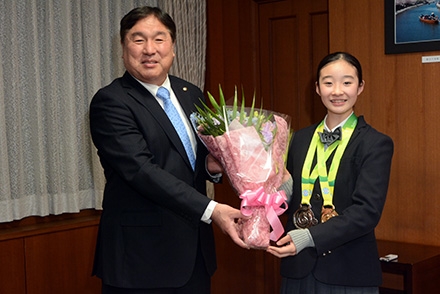 石井思初さんが世界ジュニア武術選手権大会の結果報告でご来庁　その1