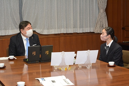 石井思初さんが世界ジュニア武術選手権大会の結果報告でご来庁　その2