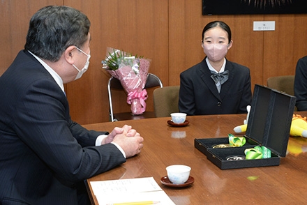 石井思初さんが世界ジュニア武術選手権大会の結果報告でご来庁　その3