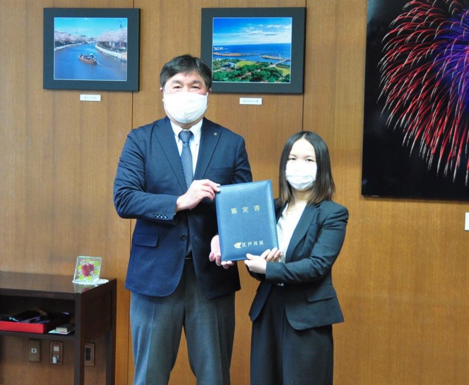 斉藤区長と楊代表取締役の写真