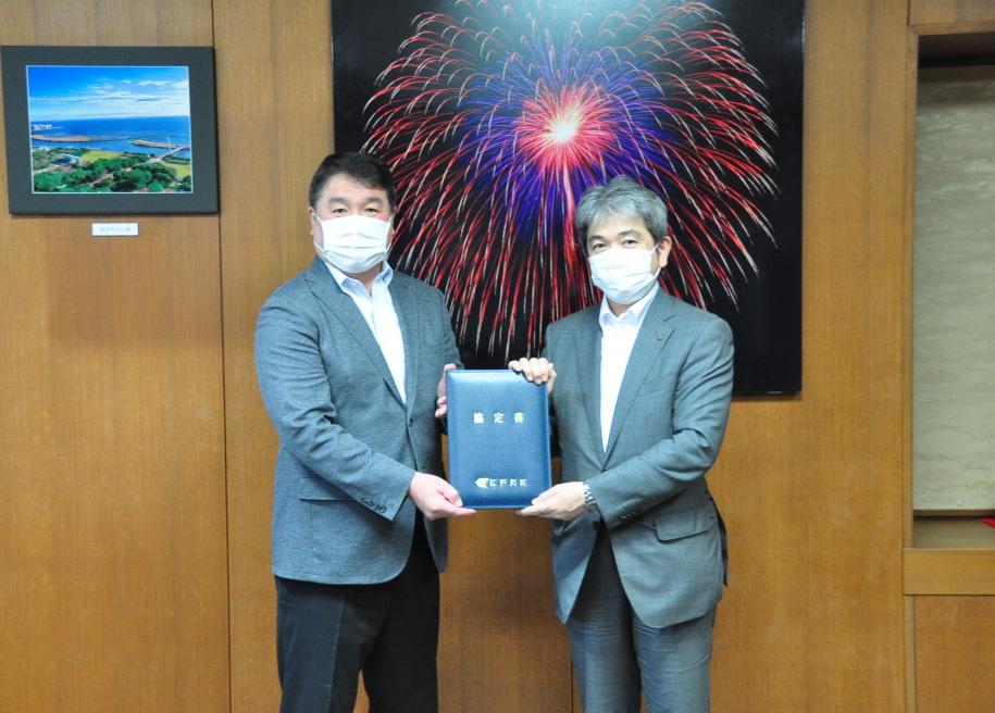 斉藤区長と山田取締役の写真