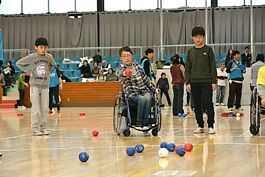 赤ボールが劣勢ななか、逆転するために狙いを定める女性参加者