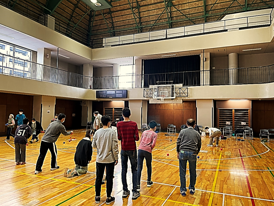 2面のコートで投球練習をする参加者たち