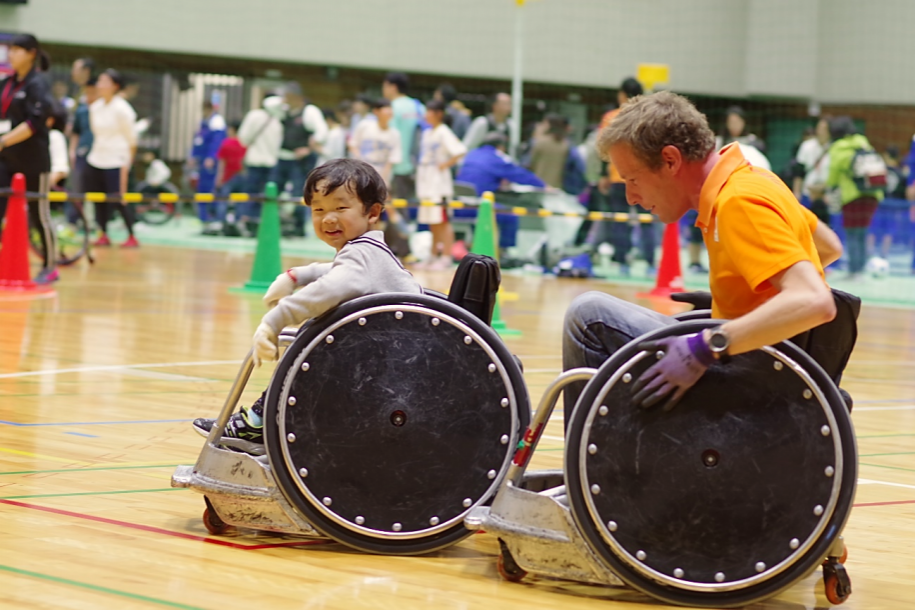 車いすラグビーを体験する子どもとオランダ人