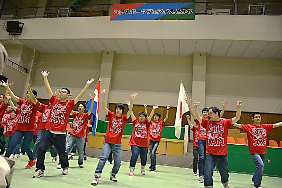 ダンスを披露する障害者ダンスチーム