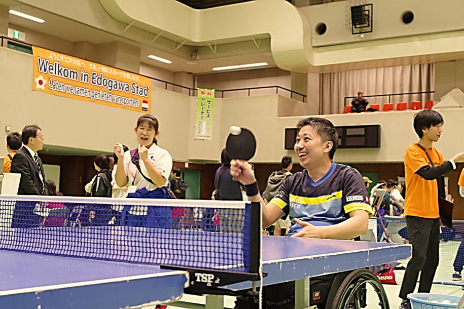 パラ卓球の講師を務める渡邊剛選手
