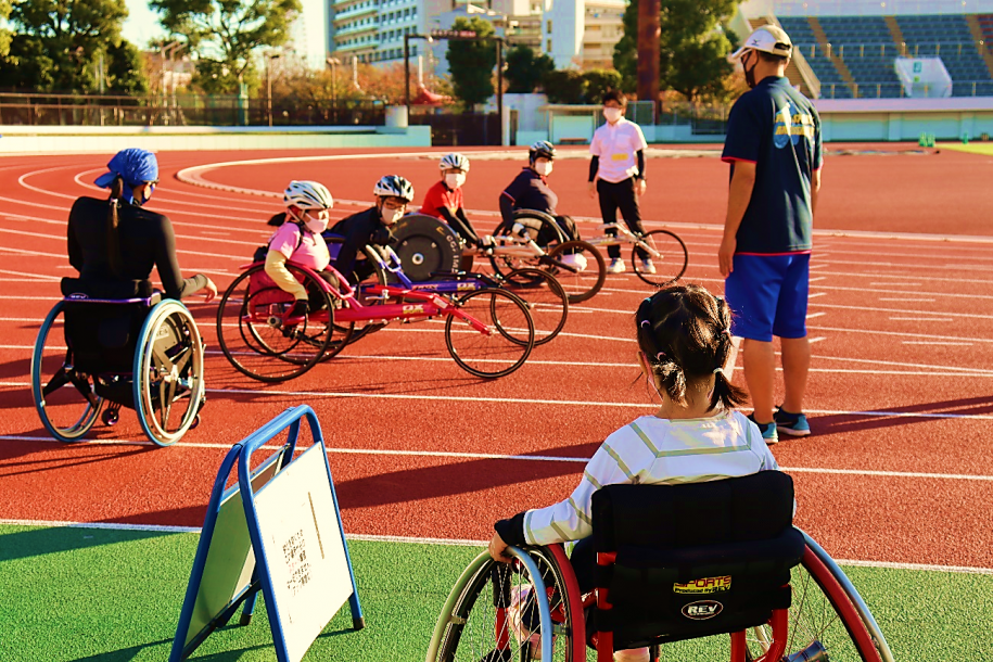 参加者たちがレースをする様子を眺める未就学児の参加者