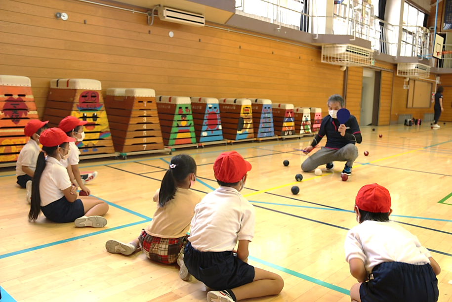 アンバサダーの説明をしっかりと聞く小学生