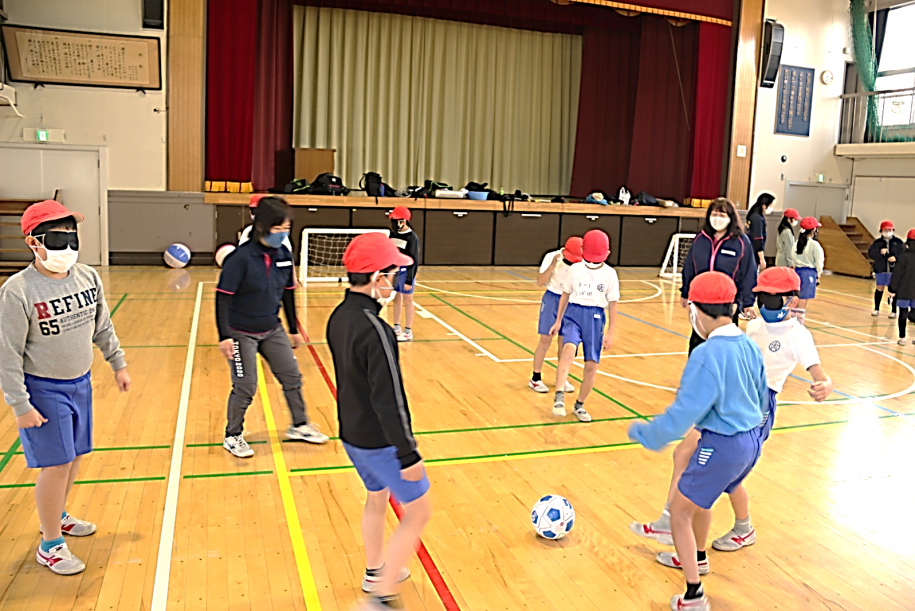 ブラインドサッカーを体験している小学生
