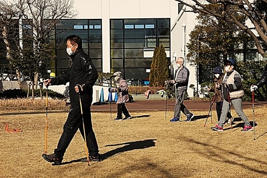 講師を先頭に歩行練習をする参加者たち