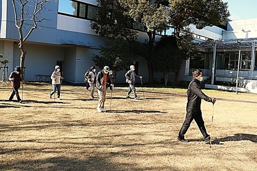 講師の後ろを追っていく参加者たち