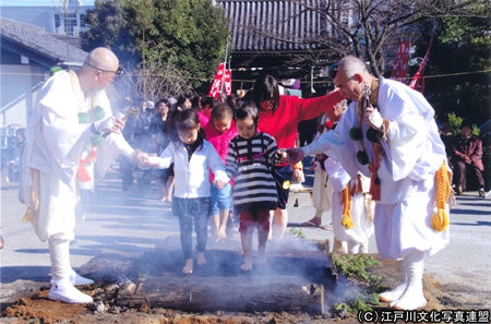 燈明寺と平井聖天節分の火渡り