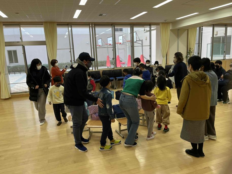 椅子取りゲームを用いて動作の日本語を学ぶ写真