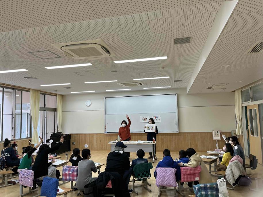 絵と講師の動きで日本語を学んでいる写真