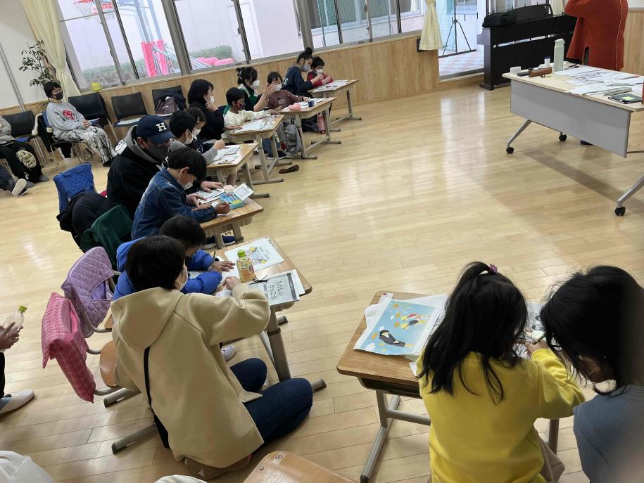座学で学ぶ授業風景の写真