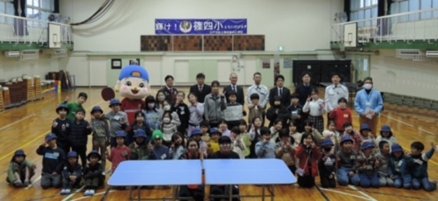 すくすく児童と選手と日本ペイント関係者による記念写真