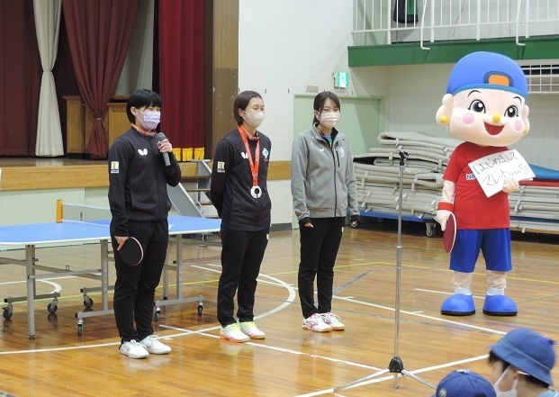 日本ペイントマレッツの選手2人、佐藤瞳選手（中央）、四天王寺高校3年生の面田采巳選手（左）、打浪アンバサダー（右）