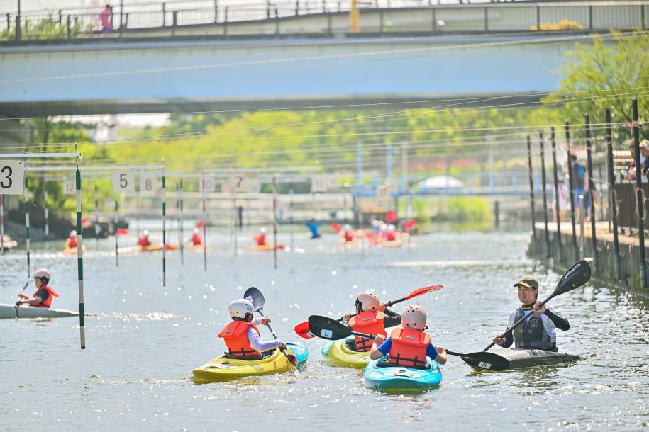 新左近川親水公園カヌー場での事前練習会（カヌーに乗って、グループで教わる様子）