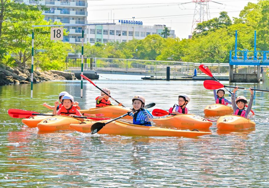 新左近川親水公園カヌー場での事前練習会(カヌーに乗る7人の生徒）
