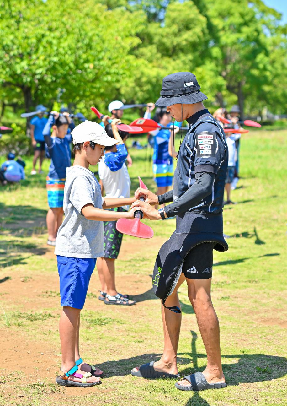 新左近川親水公園カヌー場での事前練習会の様子（羽根田選手による陸上でのパドル指導の様子）