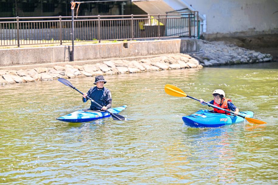 新左近川親水公園カヌー場での事前練習会（羽根田選手による乗艇指導の様子）