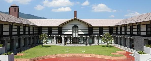 塩沢江戸川荘外観（芝生広場）