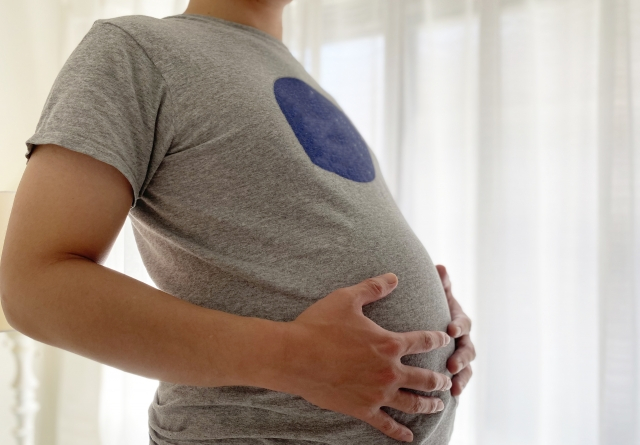 服を着た肥満の人