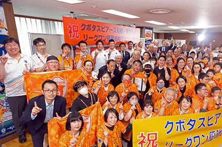 優勝報告会でファンの皆さんと　その2