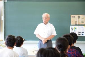 児童たちの前で話をする江頭会長
