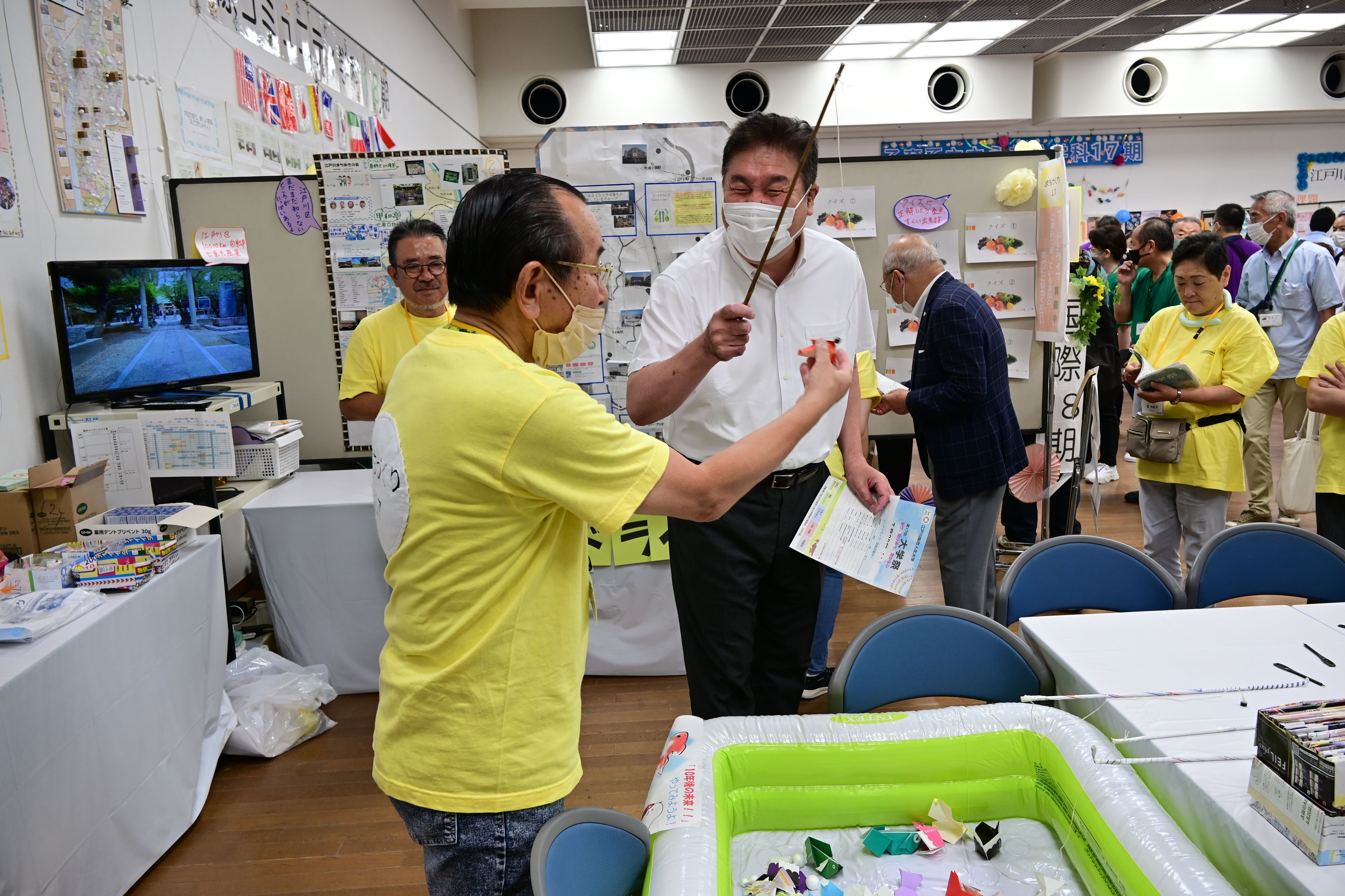 釣りゲームを体験する斉藤区長