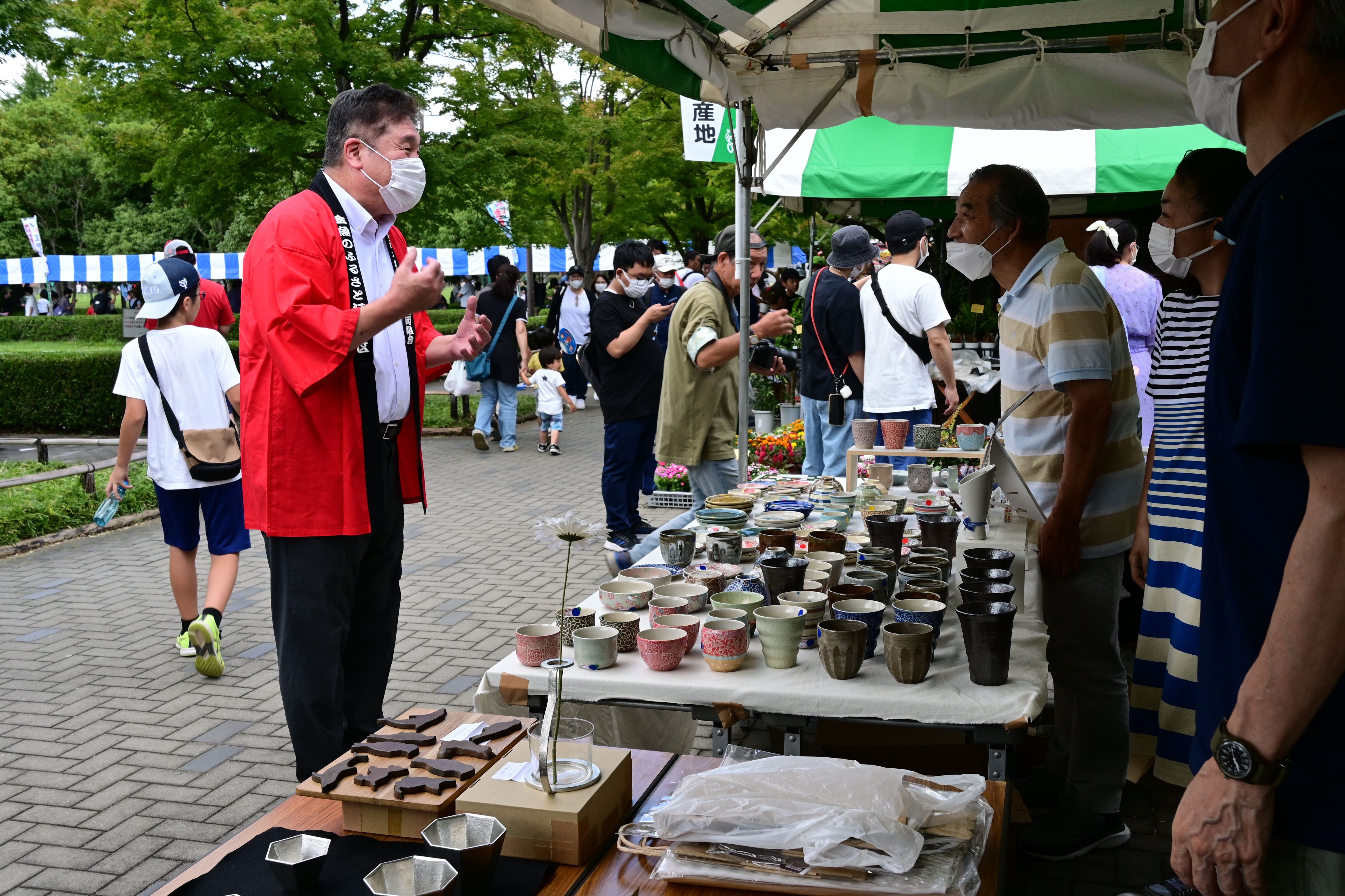 出店者の男性と話をする斉藤区長