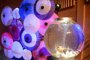 ライトアップされた和傘と金魚