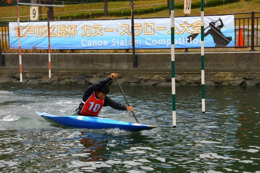 カナディアンシングル一般男子の部ゲートを通過する選手の様子