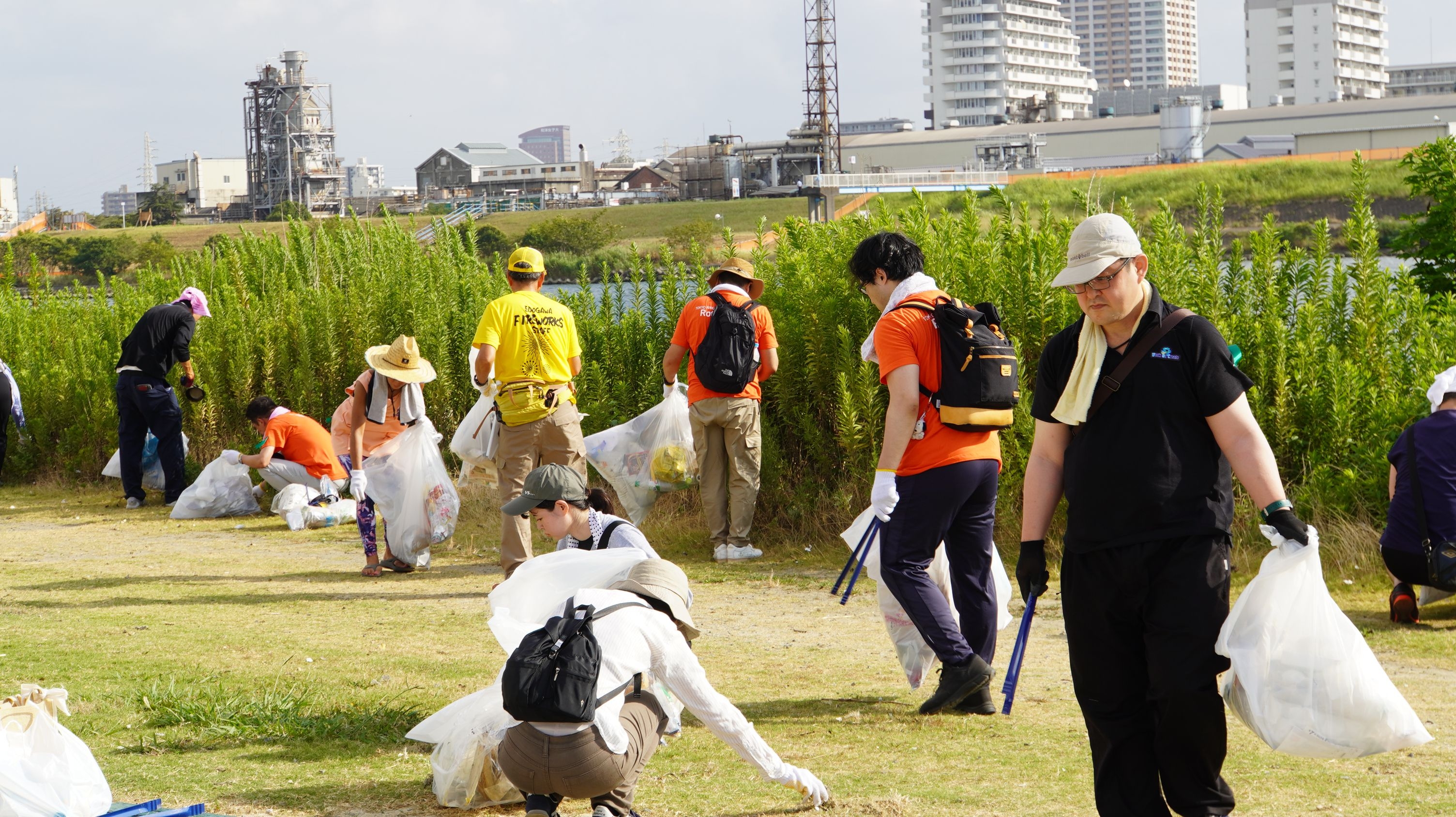 清掃活動に参加する区民の方々