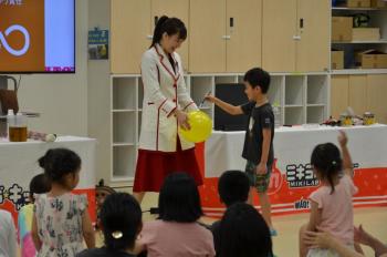 サイエンスショーを行う五十嵐美樹さんと実験に参加する子供たち