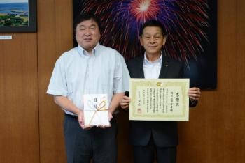 伊藤理事長（右）と斉藤区長（左）の記念撮影