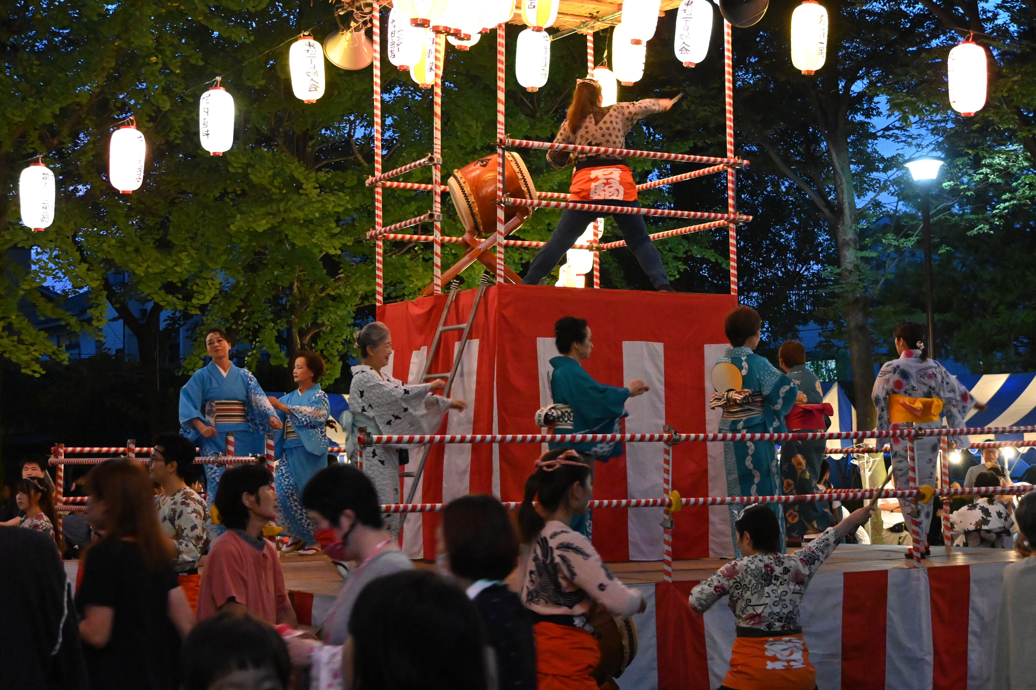 盆踊りを踊る区民の皆様